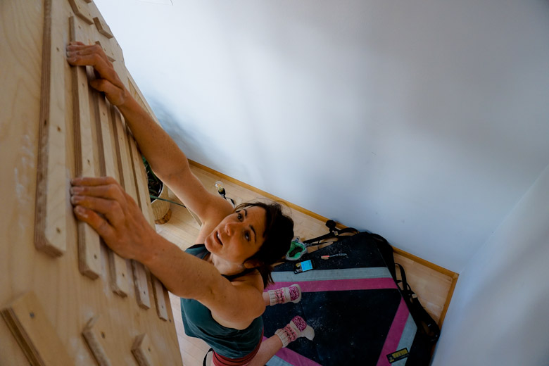 Hängend am Fingerboard, Foto: Martina Scheichl | Climbers Paradise