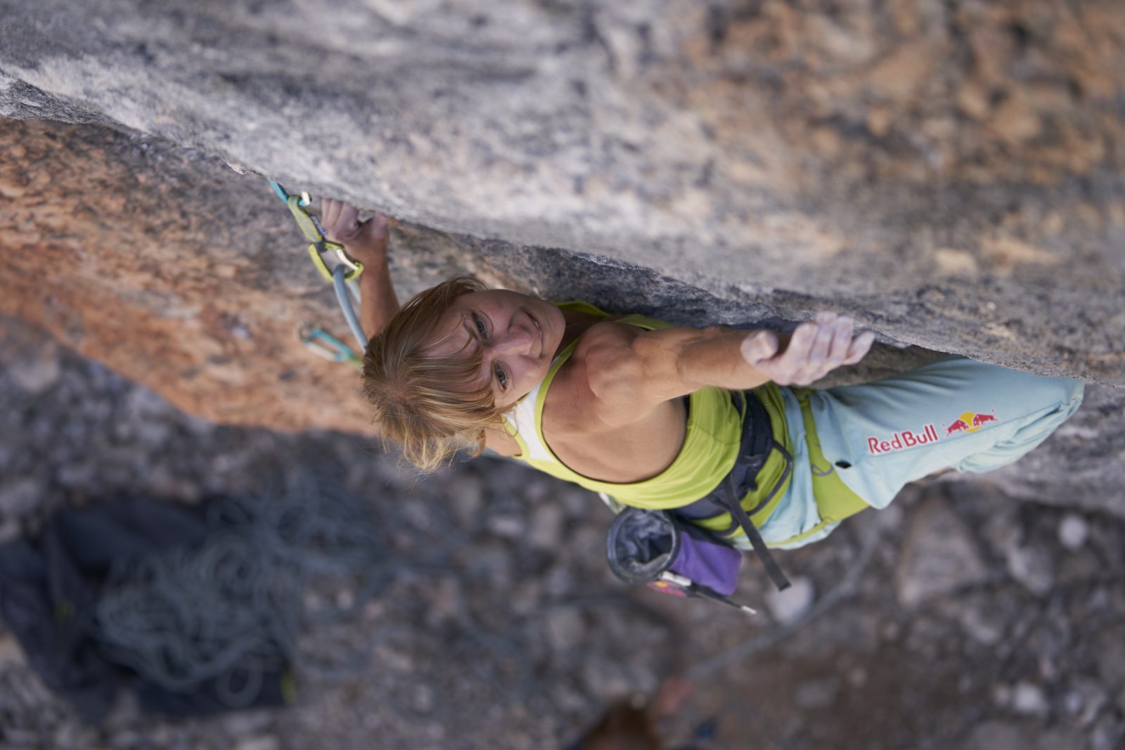 Angy Eiter klettert im Gebiet der Muttekopfhütte hoch über Imst. Foto: Michael Meisl