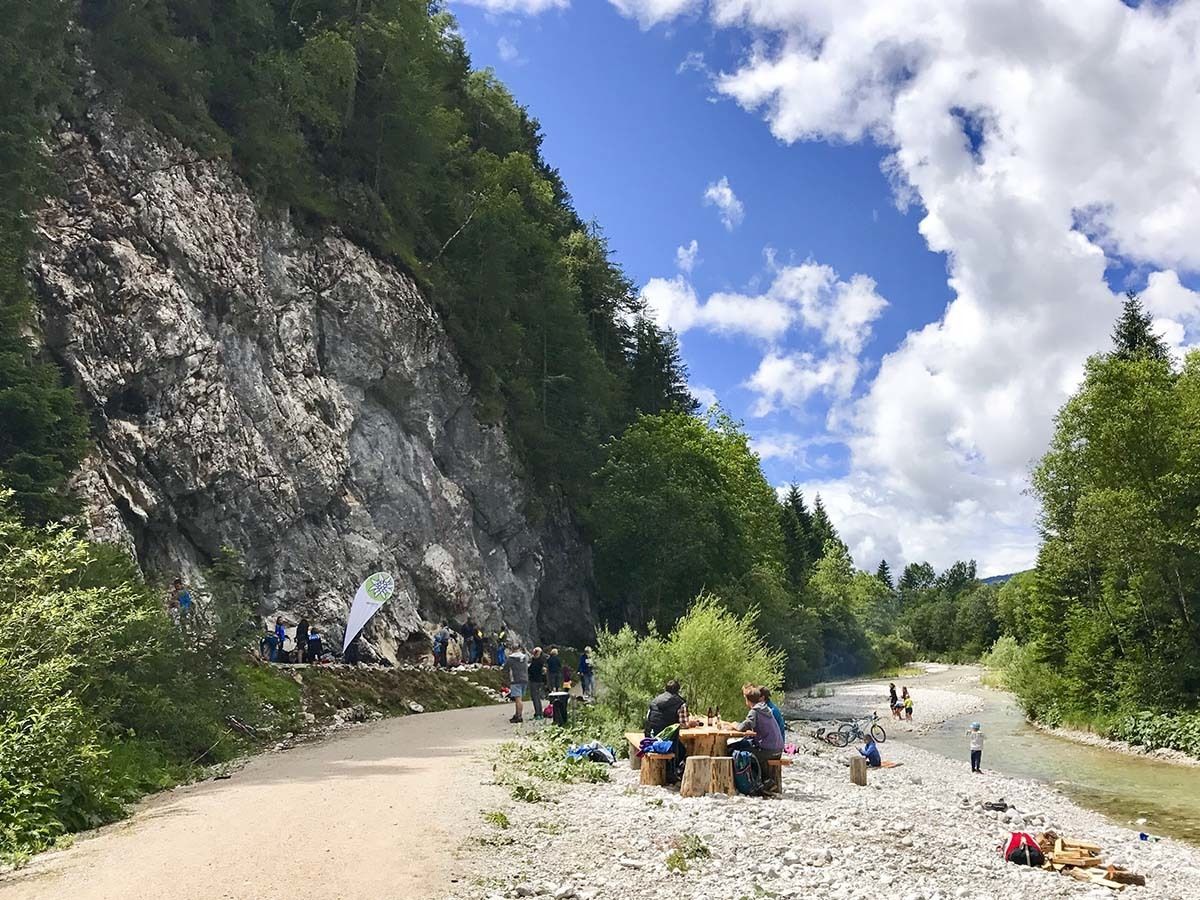 Das Flämenwandl neben der Leutascher Ache, ein ideales Familienklettergebiet.