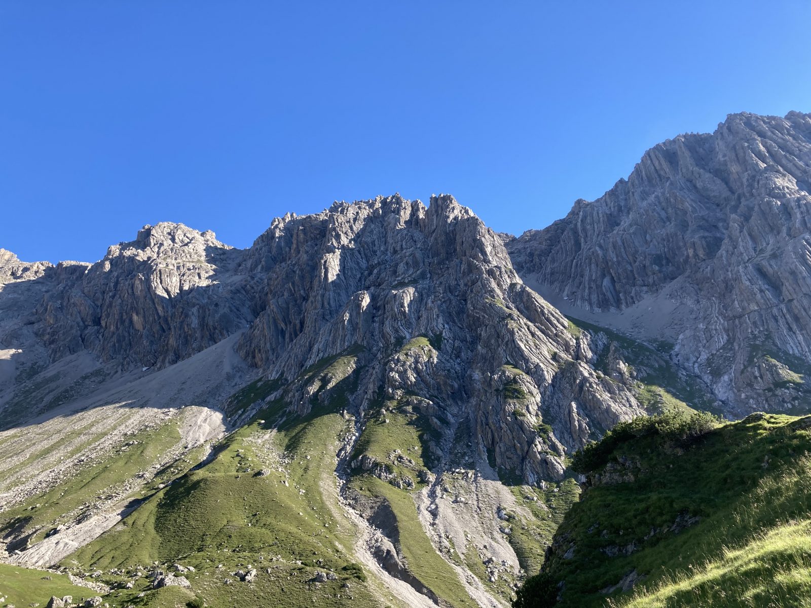 Maldonkopf rechts, Scharnitzköpfe links, Foto: Susa Schreiner | Climbers Paradise