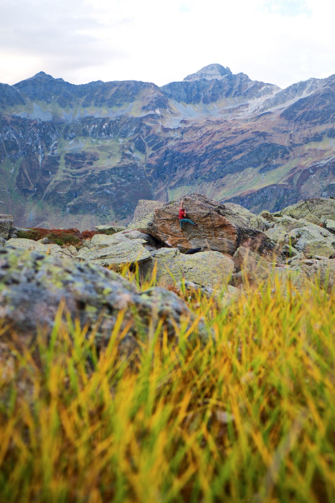 Bouldern im Silvapark hoch über Galtür im Paznaun, Foto: Simon Schöpf