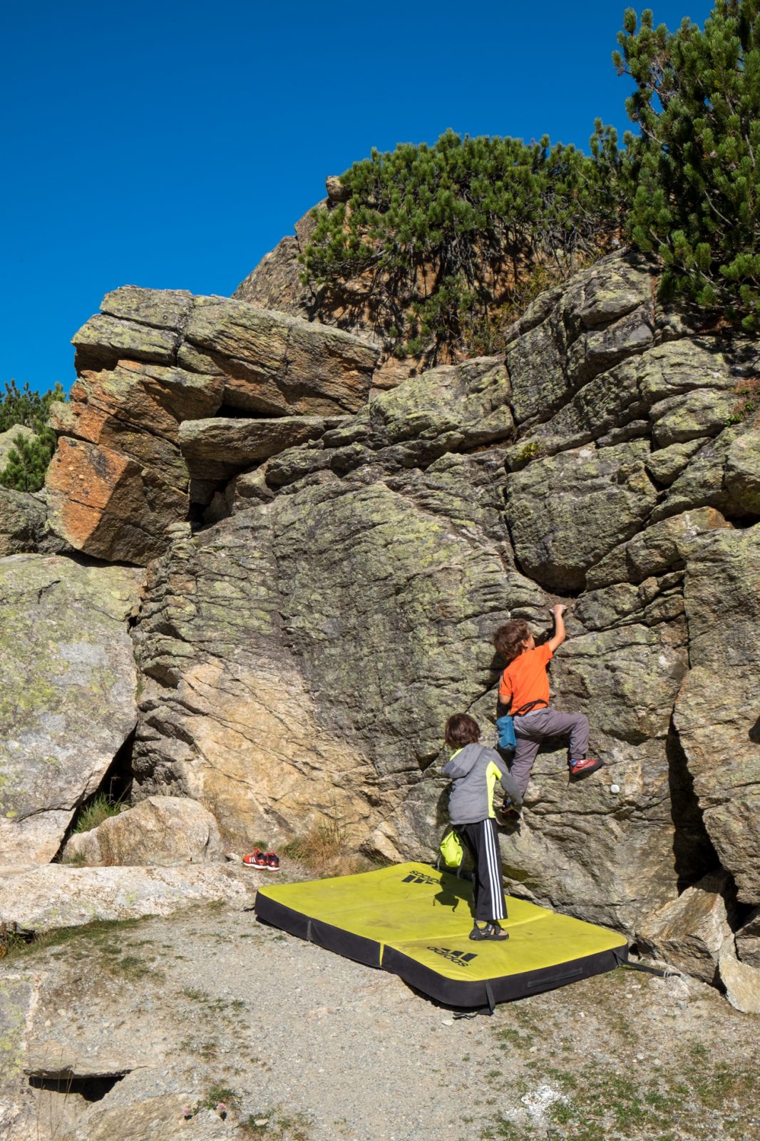 Bouldern im Silvapark hoch über Galtür im Paznaun, Foto: Simon Schöpf