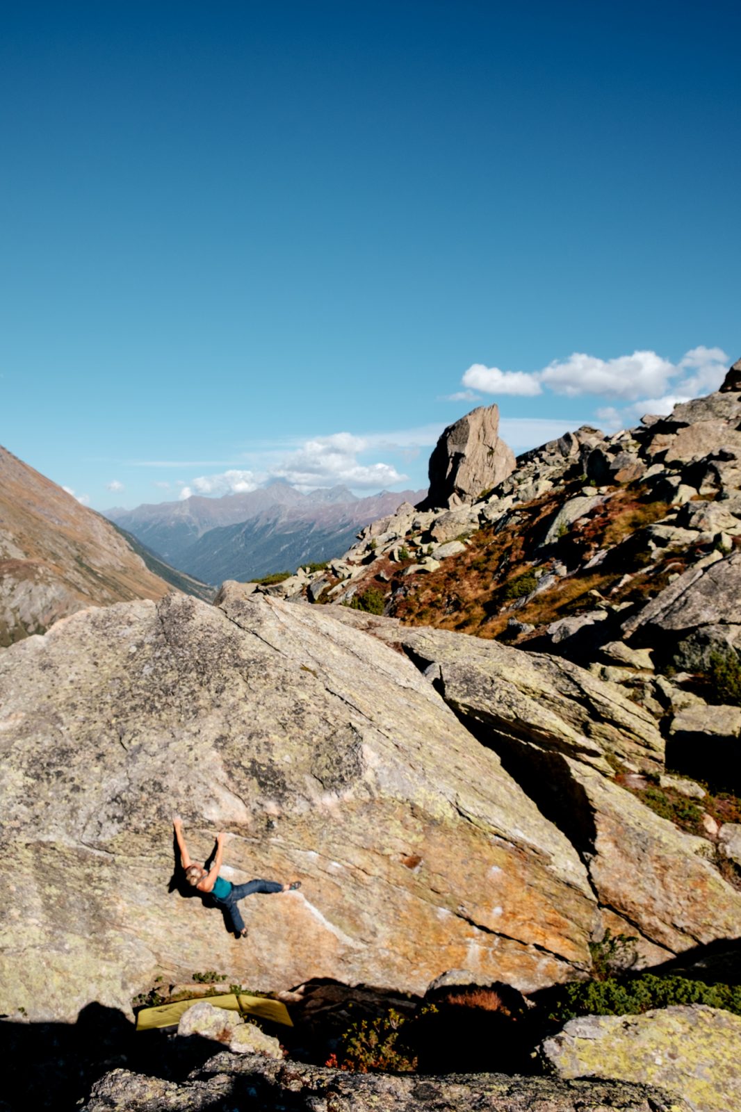 Bouldern im Silvapark hoch über Galtür im Paznaun, Foto: Simon Schöpf