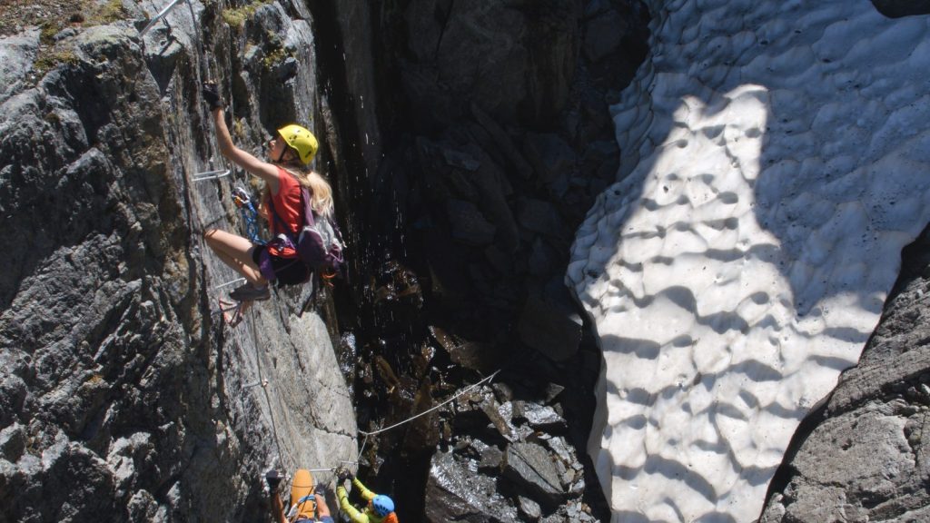 Klettersteigtutorial-Ausrüstung, Helm, Foto: Alpsolut, Österreichischer Alpenverein | Climbers Paradise