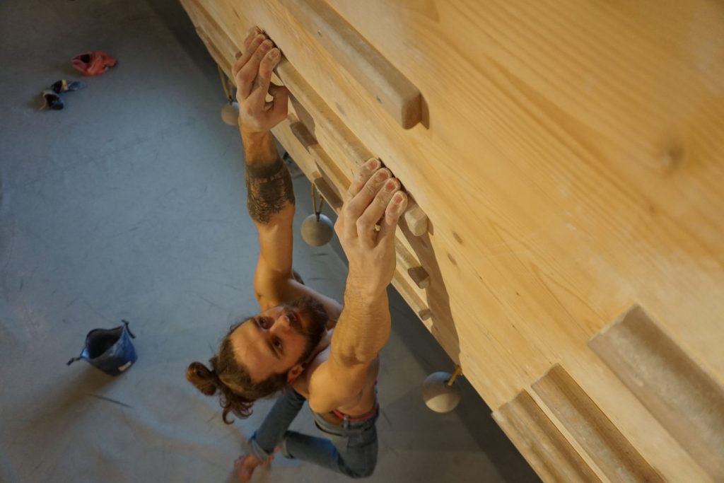 Samuel Mathis beim Fingertraining mit flachen Fingern | Climbers Paradise