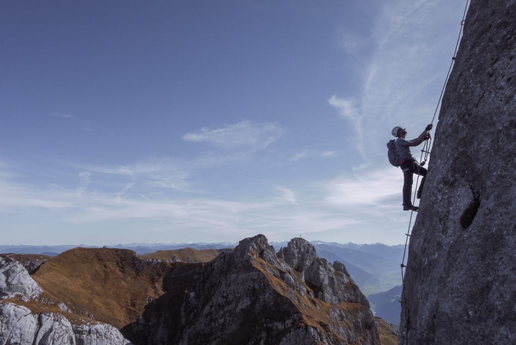 Am Stahlseil mit Ausblick: Am 5-Gipfel-Klettersteig im Rofan. Foto: Simon Schöpf