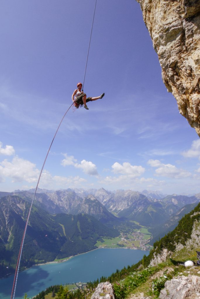 Schwungvoll über dem Achensee: Abseilen von der Rotspitz. Foto: Simon Schöpf