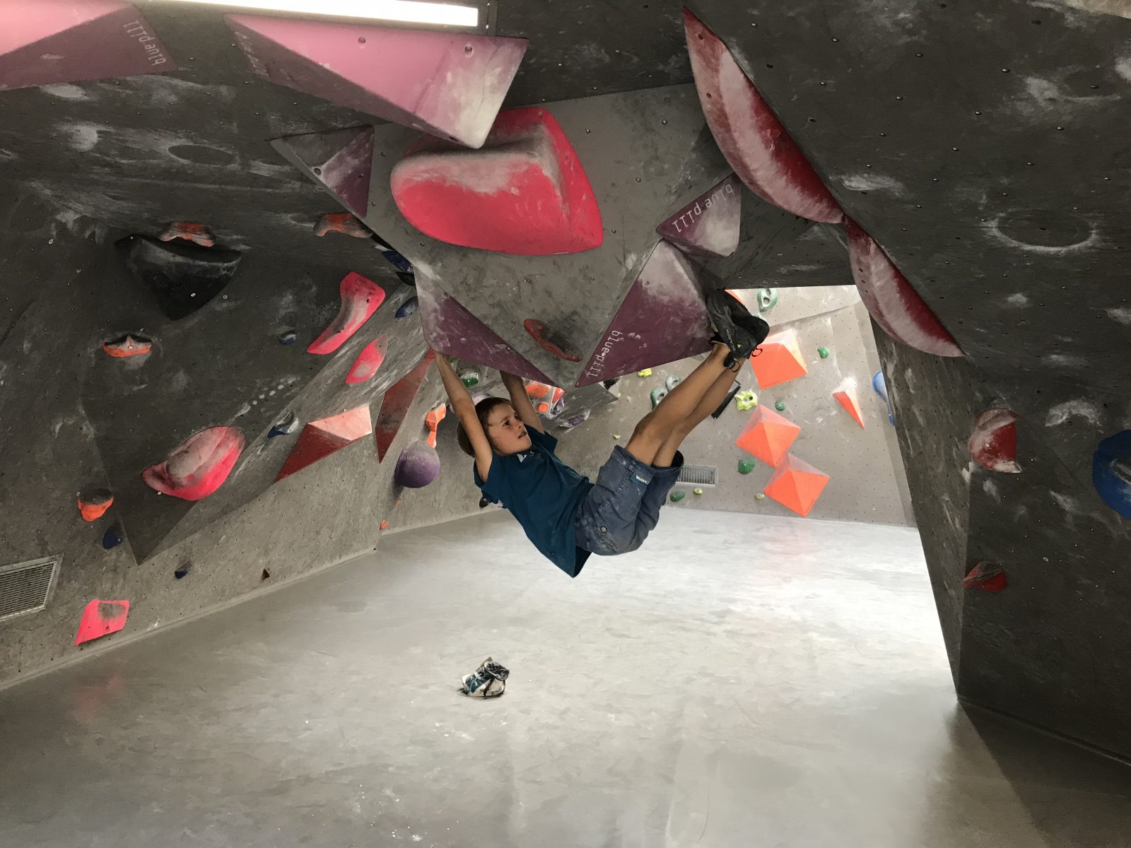 Kinder können auch im Boulderbereich wie die Großen klettern. Foto: Matthias Bader