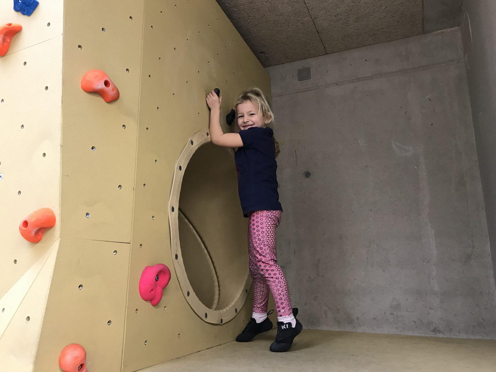 Eigener Kinderbereich mit Rutsche im Kletterzentrum Innsbruck. Foto: Matthias Bader