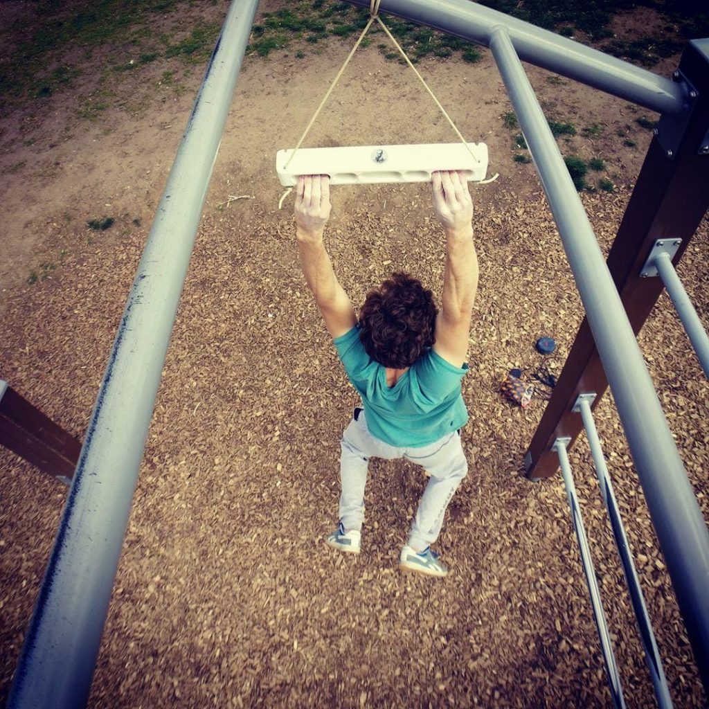 Alex Wurm legt eine schnelle Trainingssession ein an einem mobilen Board von Captain Fingerfood | Climbers Paradise