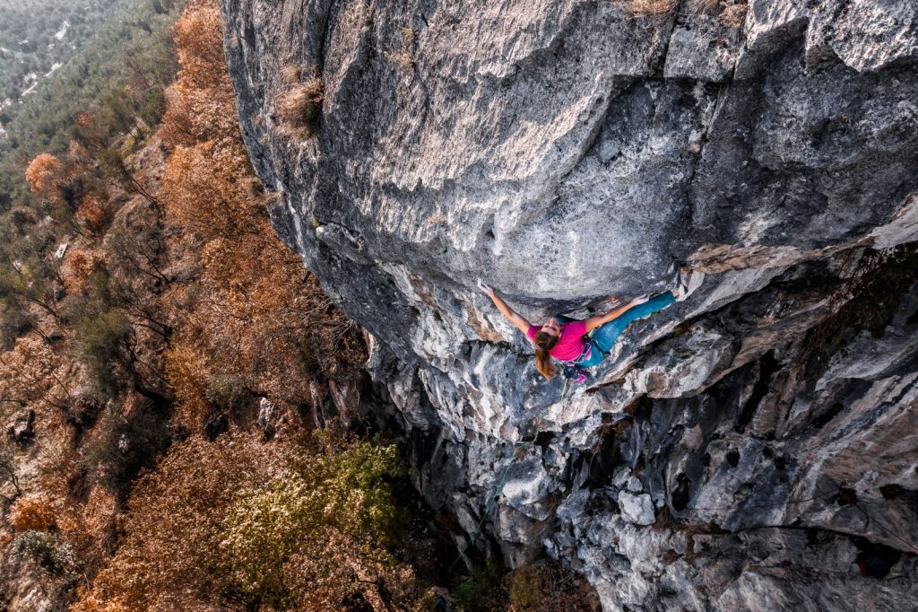 Ganz ohne festen Trainingsplan – Anna Stöhr geht einfach raus und klettert los, Foto: Storyteller Lab Salewa | Climbers Paradise