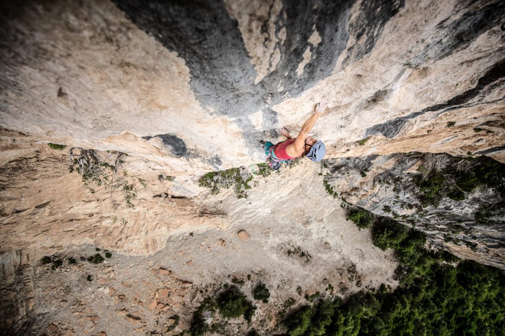 Anna Stöhr beim Klettern einer Mehrseillängenroute, Foto: Storyteller Lab Salewa | Climbers Paradise