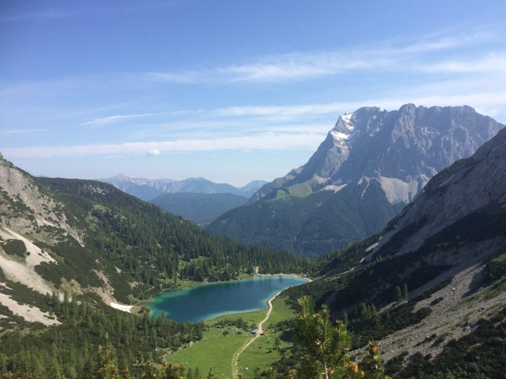 Ein Rückblick auf den Seebensee mit der Zugspitze dahinter | Climbers Paradise