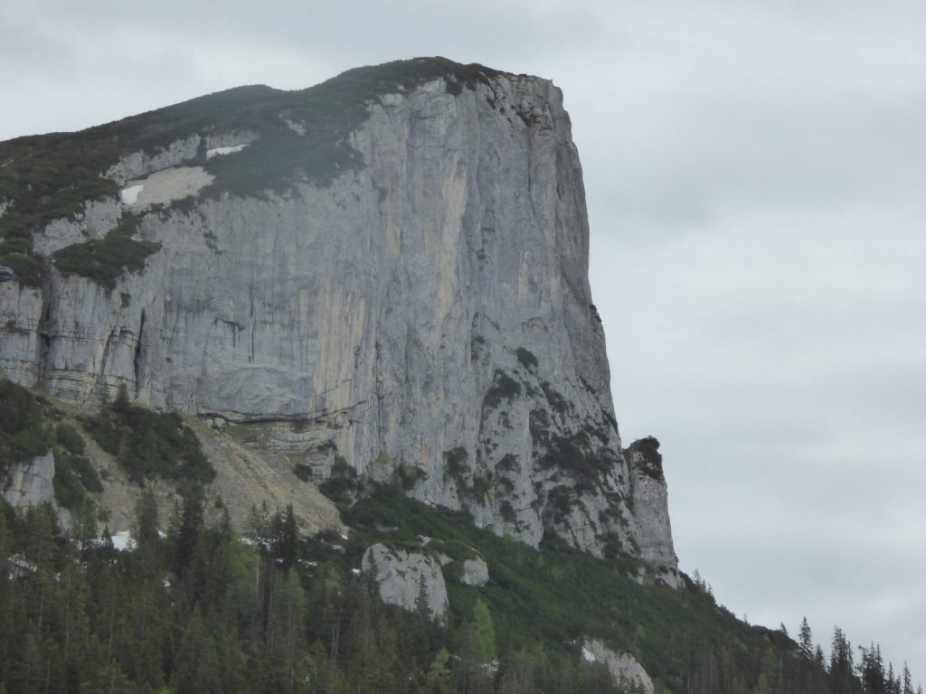 Die imposante Weidringer Steinplatte ist weithin sichtbar, Foto: Bonnie Klingler | Climbers Paradise