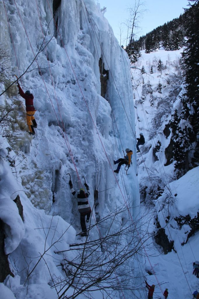 Mitten auf dem Eis, die Eiskletterer beim „Eis Total", Foto: Bernhard Daurer | Climbers Paradise