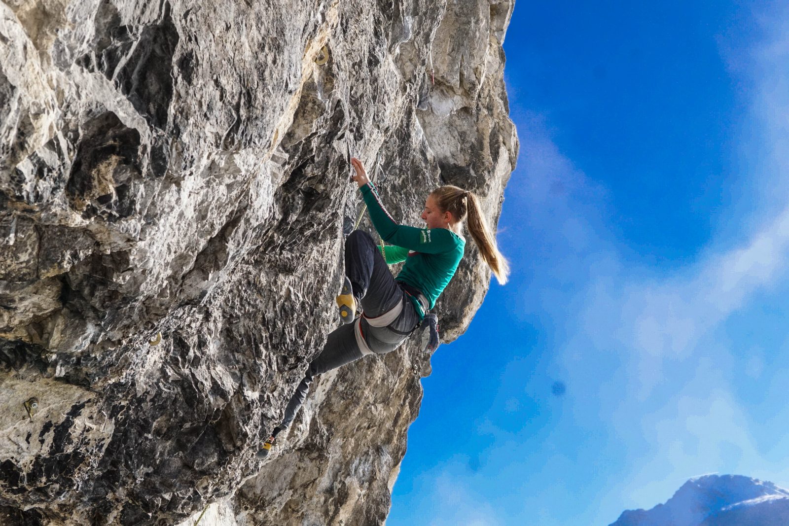 Celina Schoibl klettert die Route Gothic (8a) in der Grotte | Climbers Paradise