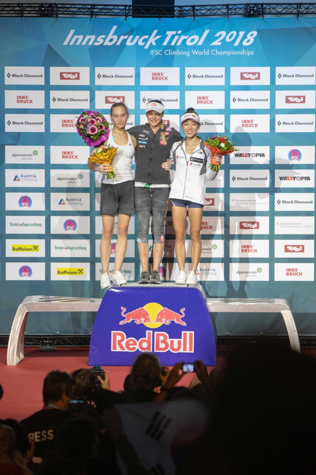 Janja Garnbret (links) bei der Siegerehrung mit Jessica Pilz (mitte) und Kim Jain (rechts), Foto: Moritz Liebhaber | Climbers Paradise