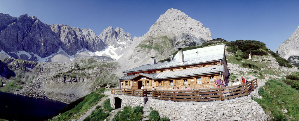 Die Coburger Hütte in der Tiroler Zugspitzarena, Foto: Archiv Coburger Hütte | Climbers Paradise