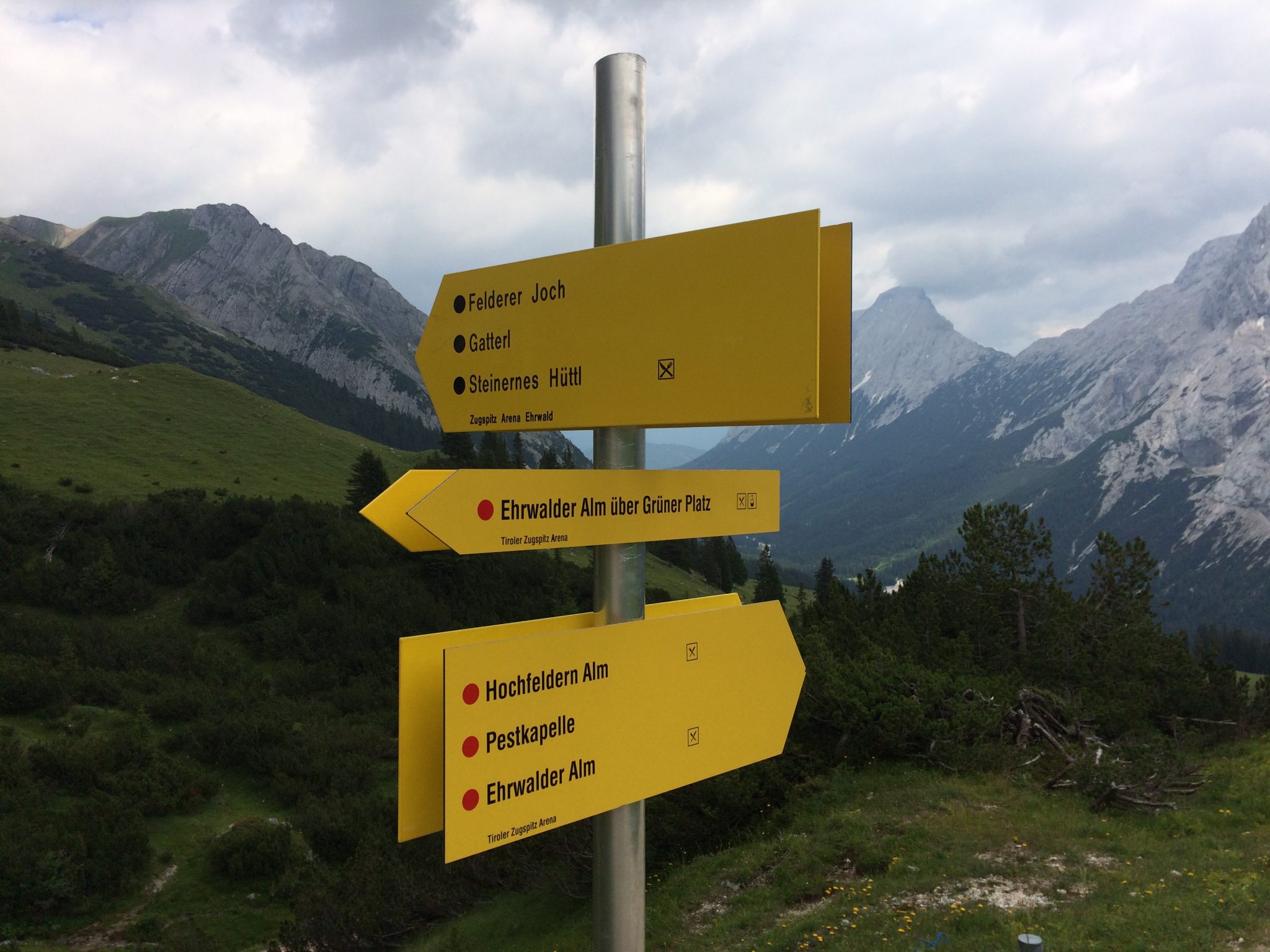 Wegweiser in der Tiroler Zugspitz Arena – gut ausgeschildert geht es zum Wandfuß | Climbers Paradise