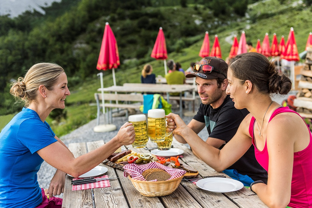 Nach dem Wandern eine Jause, Foto: Daniel Reiter, Peter von Felbert, TVB Wilder Kaiser | Climbers Paradise