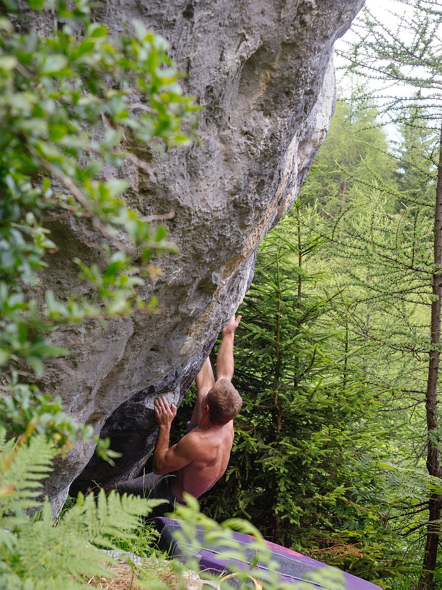 Bouldern im Wald in Hoch-Imst, Foto: Simon Schöpf | Climbers Paradise