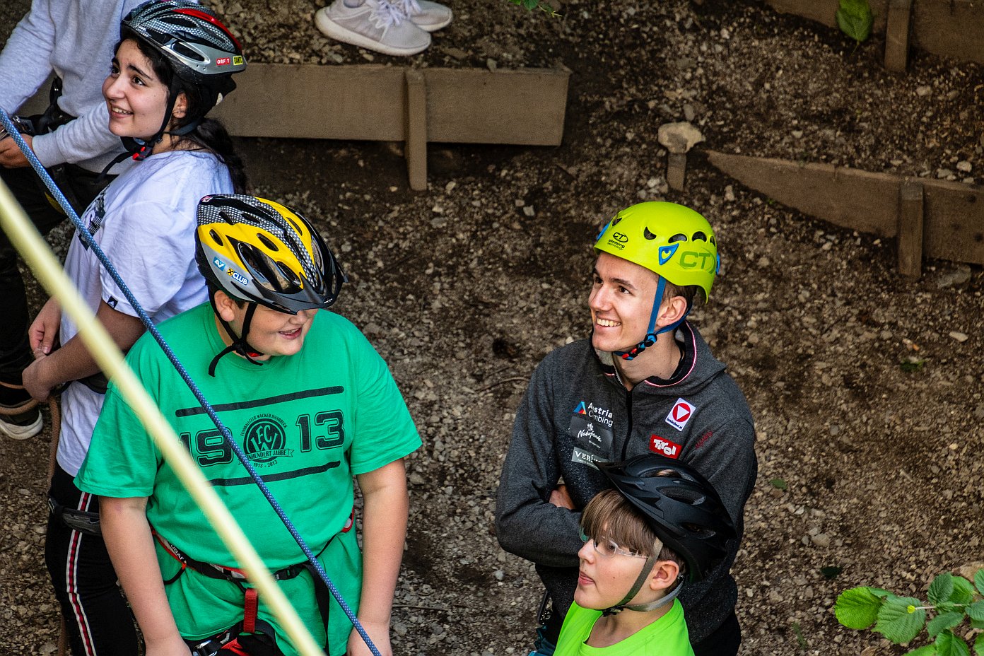 Lukas Knapp gibt Schülerinnen und Schülern Tipps, Foto: SPORTUNION Tirol | Climbers Paradise