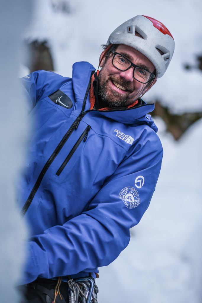 Alfi Dworak beim Eisklettern in der Eiswelt Taschachschlucht, Pitztal. Foto: Simon Schöpf